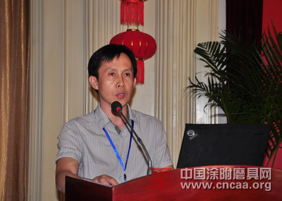 Deputy secretary general of China Coated Abrasives Association is delivering a report. 